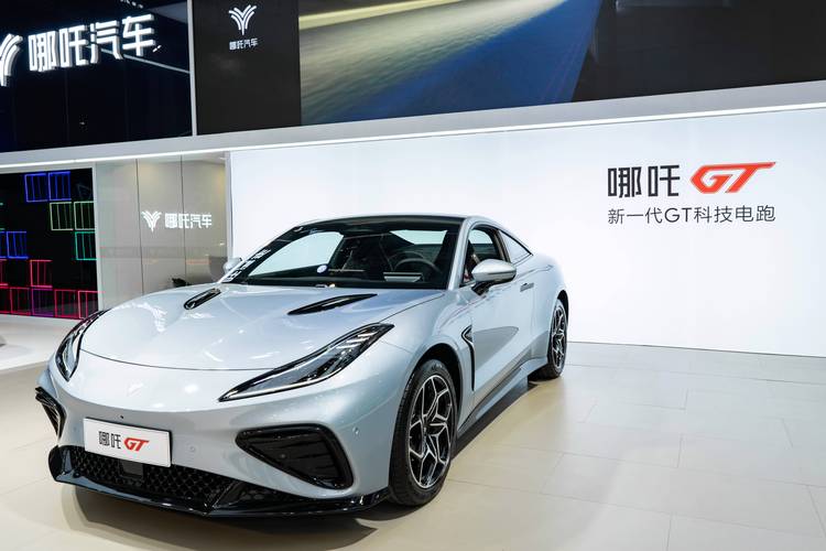 惠州198哪吒汽车在智能汽车领域的表现，领途汽车在新能源汽车市场中的影响力